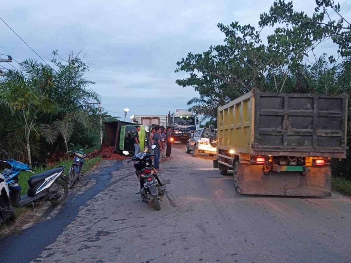 Truck Pengangkut Sawit Terbalik di Jembatan Kampung Baru