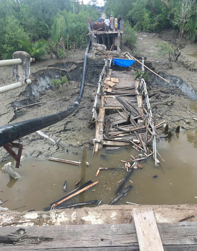 Longsor, Jembatan Penghubung Kuala Enok dan Tanah Merah Amblas ke Sungai