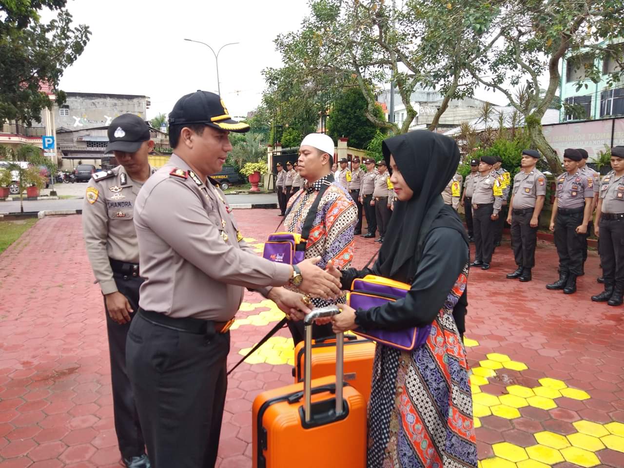 Kapolres Rohul Berikan Reward Kepada 2 Personil Umroh Ke Tanah Suci