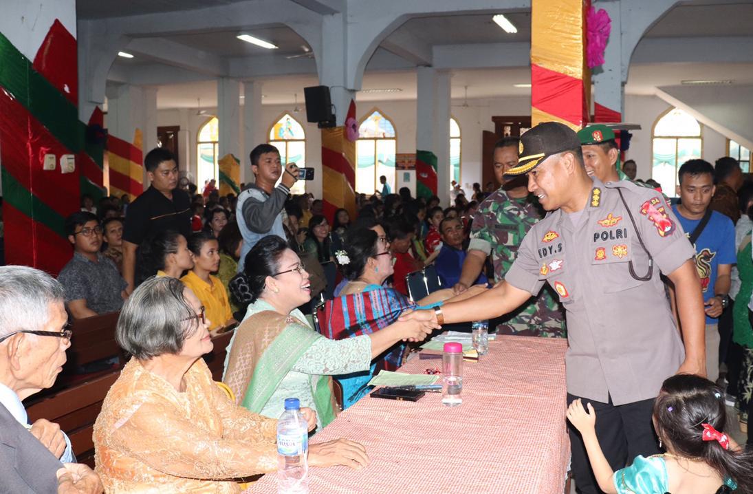 Kabid Humas Polda Banten Sambangi Jamaat Gereja saat Laksanakan Ibadah Natal