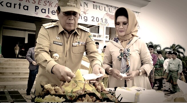 H.Sukiman Dapat Surprise Dari ASN dan Honorer Didepan Halaman kantor Bupati