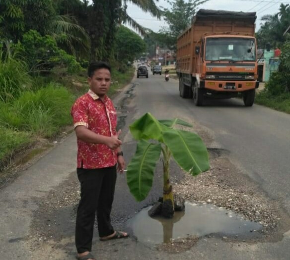 Warga Kumu Tanam Pohon Pisang Dijalan