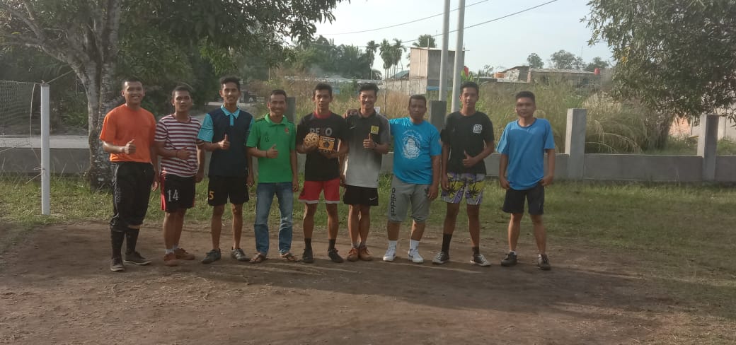 Tepati Janjinya, Alfa Syahputra Serahkan Bola Takraw Kepada Pemuda Kota Tengah