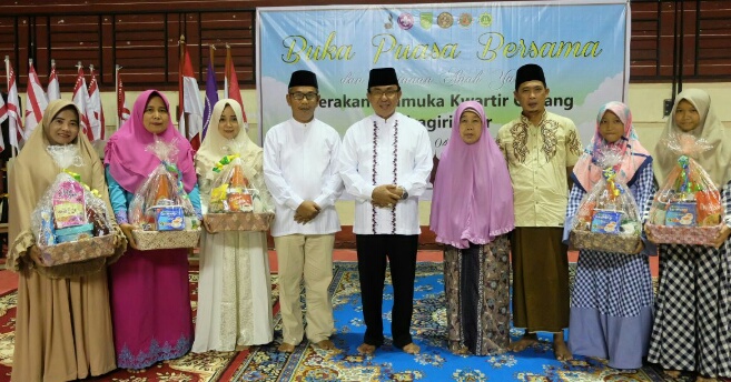 Bersempena Buka Bersama, Kwarcab Pramuka Inhil Salurkan Sejumlah Santunan
