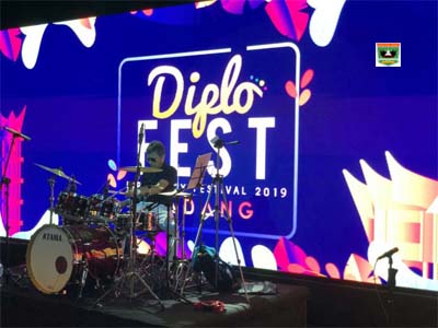 Tampil Nyentrik, â€œIP Bandâ€ Pukau Penonton Diplofest