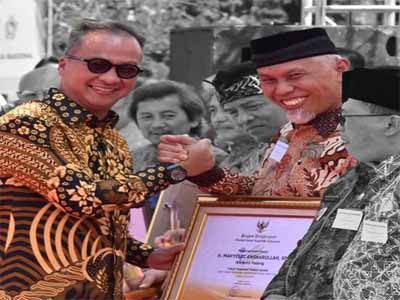Wako Padang Dinobatkan Sebagai Tokoh Nasional Peduli Lansia