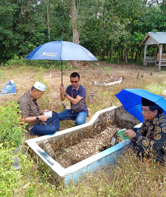 Jelang Ramadhan, Wabup Inhil Ziarah ke Makam Orang Tuanya