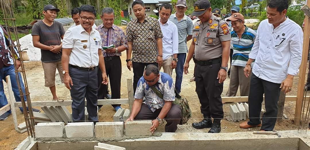 Togu Lumban Gaol Selaku Denatur Meletakkan Batu Pertama Pembangunan Rukan Bhabinkamtibmas