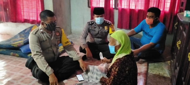 Bhabinkamtibmas Polres Kuansing keliling kampung berbagi Daging Kurban