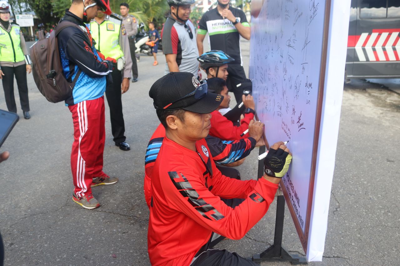 Bubuhkan Tandatangan, Masyarakat Inhil Berduka Atas Gugurnya 6 Orang Bhayangkara Terbaik Polri 