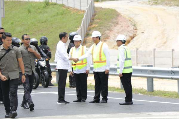 Wako Pekanbaru Dampingi Presiden Tinjau Tol Pekanbaru - Dumai