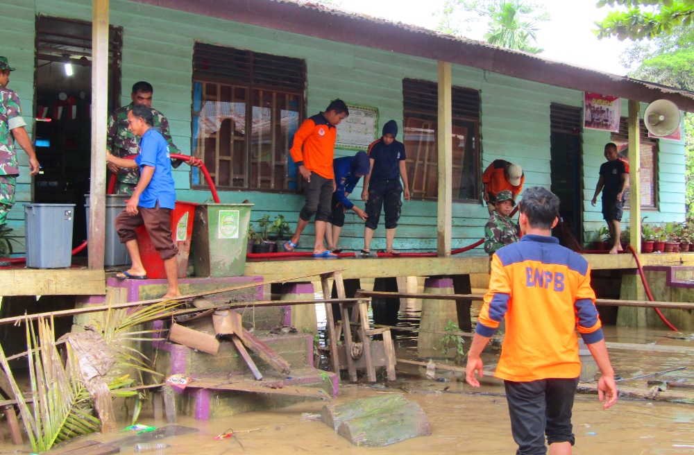 Pasca Banjir, TNI POLRI Dan BPBD Rohul Beserta Damkar Goro Bersihkan Sekolah   