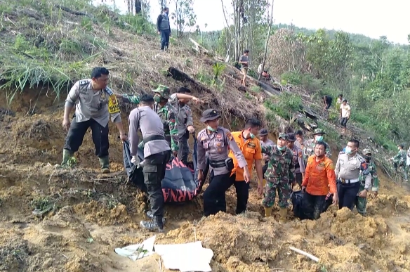 2 Korban Longsor di Rohul Ditemukan Meninggal