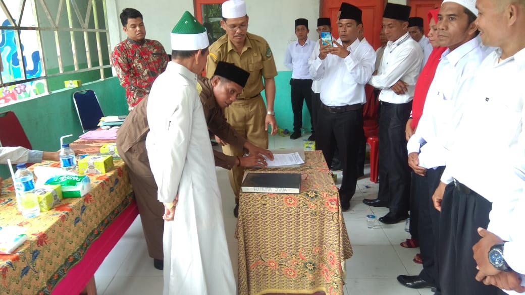 Kades Kepenuhan Barat Mulya,Damrizal Lantik RT/RW