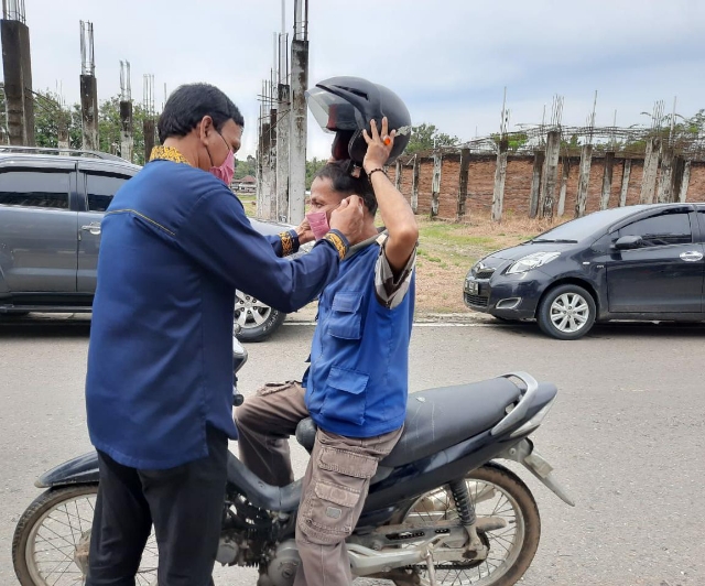 Ketua DPD NasDem Kuansing Bersama Kepolisian Bagi Masker Gratis