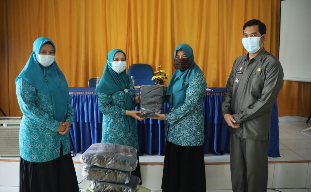 Pjs Ketua PKK Rohul Bagikan Masker di Empat Kecamatan