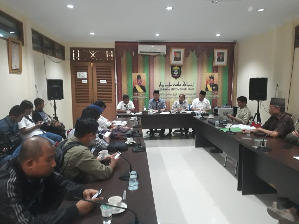 LAM Riau Gelar Konferensi Pers Atas Penghinaan Gubernur Syamsuar oleh suporter Curva Nord1955  Pekan