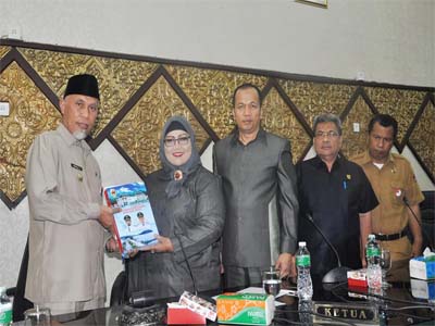 Wako Padang Serahkan LKPJ Akhir Masa Jabatan kepada DPRD