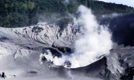 Gunung Tangkuban Perahu Saat Erupsi Kembali Tanpa Pengunjung