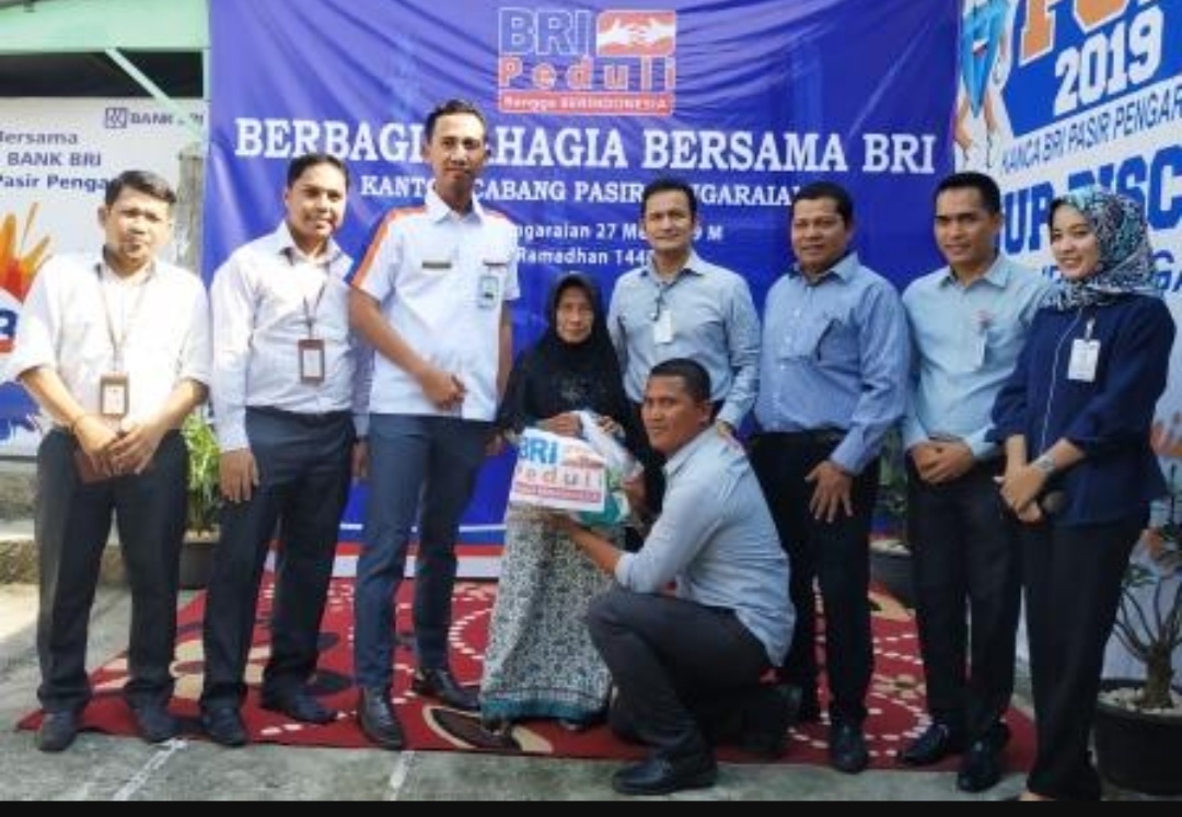 BRI Pasir Pangaraian Berbagi Dengan Kaum Dhuafa, Anak Yatim dan Fakir Miskin.