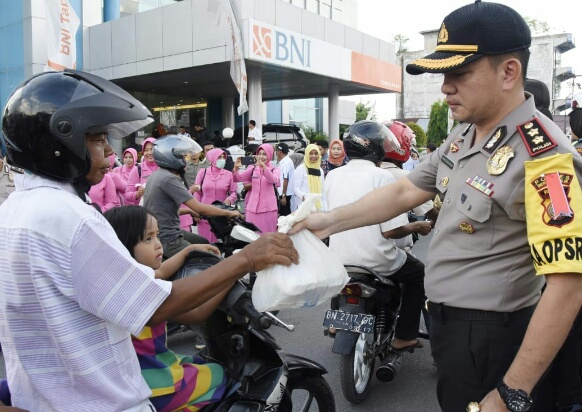 Kapolres Inhil Prakarsai Pembagian Takjil di Jalan Sudirman Tembilahan