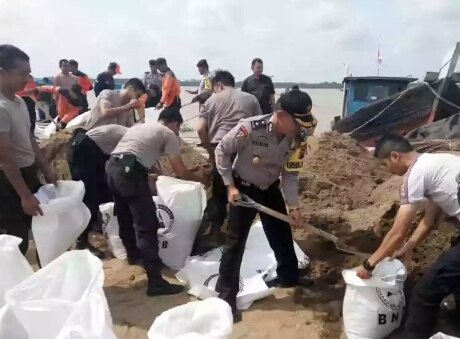Polres Inhil Bersama Pemkab Inhil dan Masyarakat Gotong royong Perbaiki Jalan Rusak