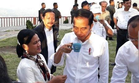 Melirik Kemesraan Jokowi dan Iriana Saat Nikmati Kopi di Geosite Sipinsur 