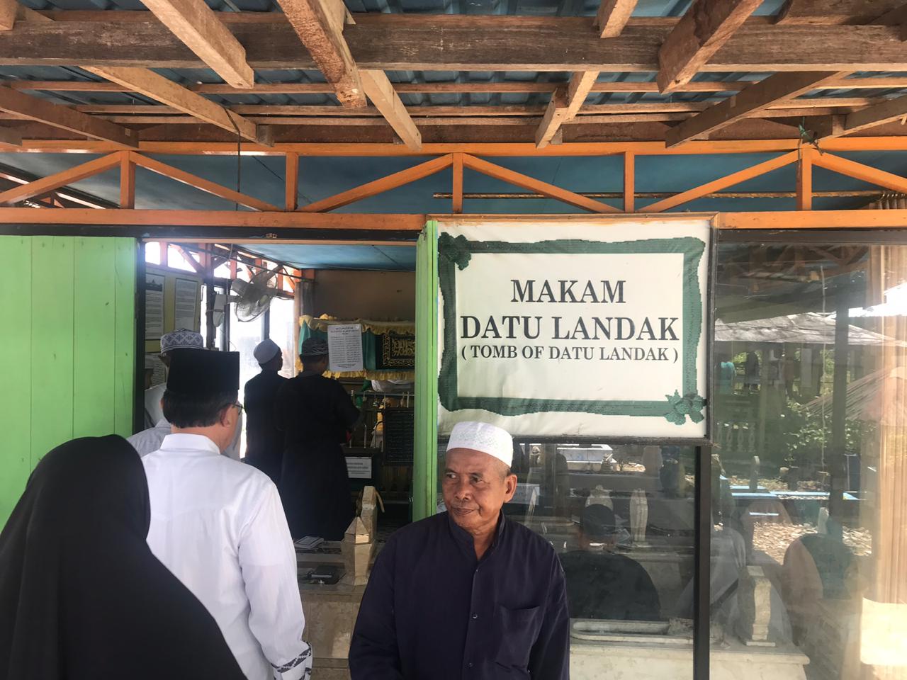 Bupati Inhil Ziarahi Makam Syech Mohammad Arsyad Albanjari Dan Datuk Landak