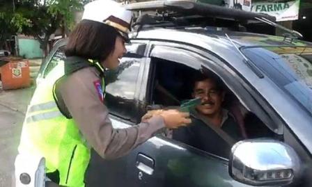 Satlantas Polres Kampar Bagikan Kopi Gratis ke Pemudik yang Melintasi Kota Bangkinang