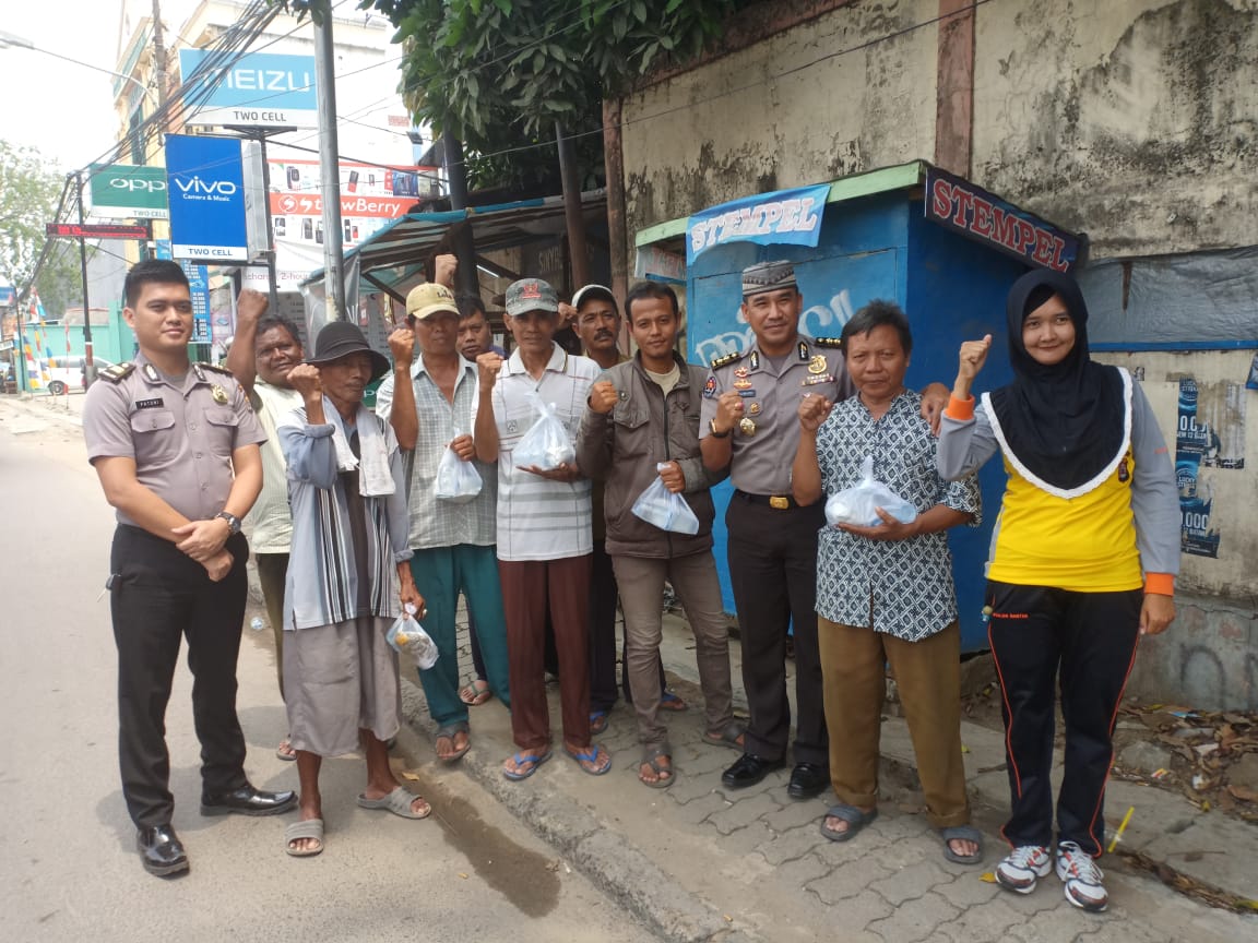 Kabid Humas Polda Banten Laksanakan Giat Jumat Barokah Bagikan Nasi Bungkus 