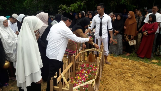 Jenazah Almarhumah Fitria Arini, S.STP Dilepas Bupati Kuansing dengan Penuh Haru 