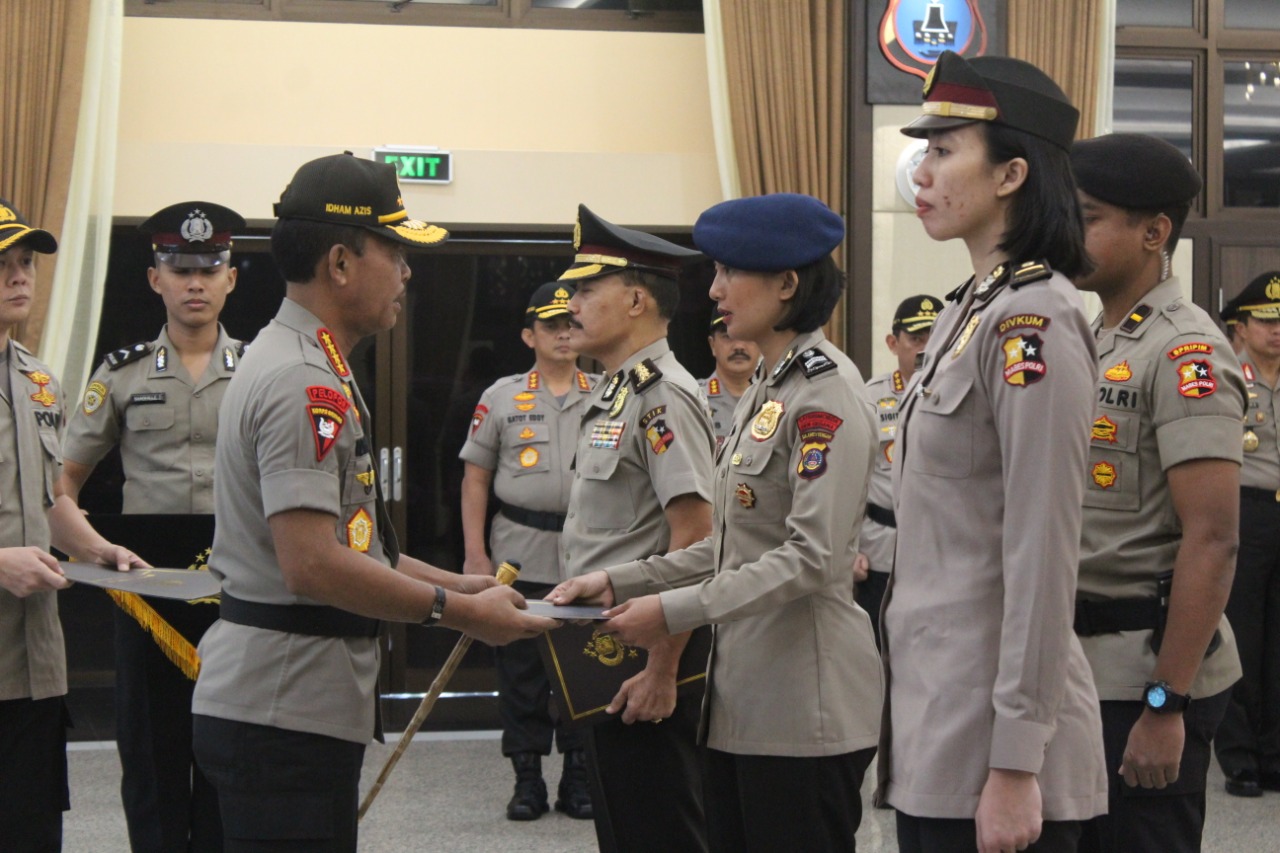 Kapolri Beri Kenaikan Pangkat Luar Biasa serta Pin Emas kepada Polisi Berprestasi di Bidang Olahraga