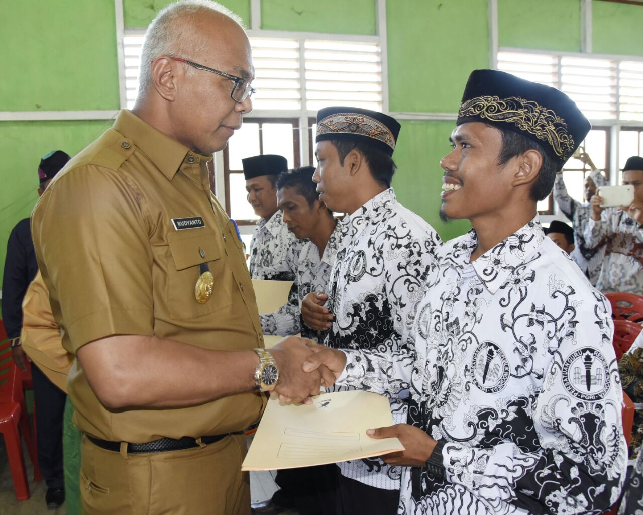 Pjs. Bupati Inhil Serahkan SK Honorer Secara Simbolis