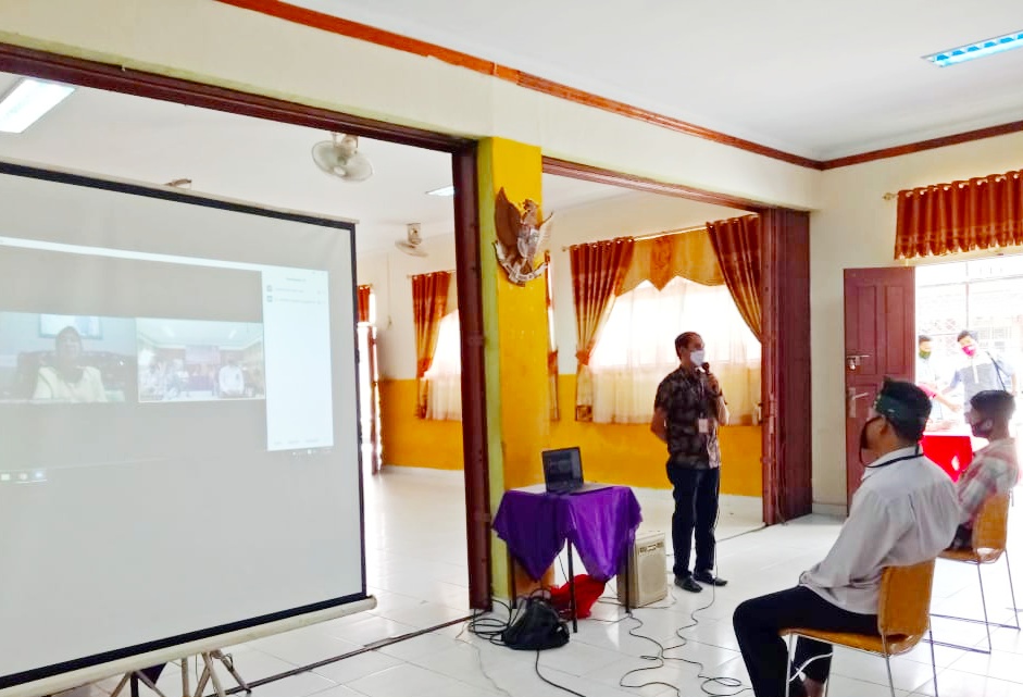 Pertama Kali, DPD RI Utusan Riau Dr Misharti Reses Melalui Daring dan Bagikan Sembako
