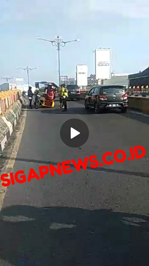 Alami Pecah Ban, Personil Satlantas Pekanbaru dan Tim Reaksi Cepat Evakuasi Gerobak Penjual Es Tebu