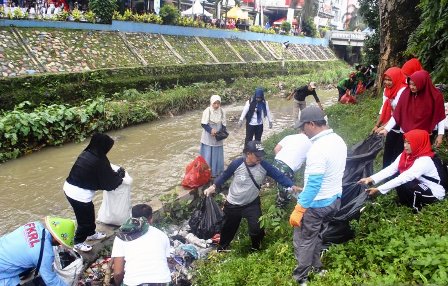 Puluhan Warga Didenda Karena Buang Sampah Sembarang