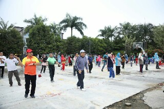Bupati Rohul Beserta Ketua TP PKK Rohul Ikut Senam Pagi di Taman Kota