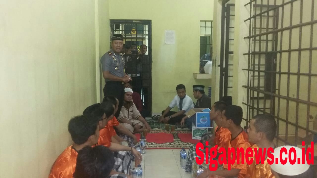 Kapolres Kuansing Buka Puasa bersama Tahanan di Rutan Polres.