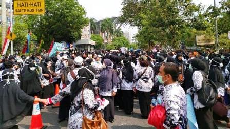 Massa Guru Sertifikasi Tuntut Walikota Pekanbaru Revisi Perwako Nomor 7 Pasal 9 ayat 8