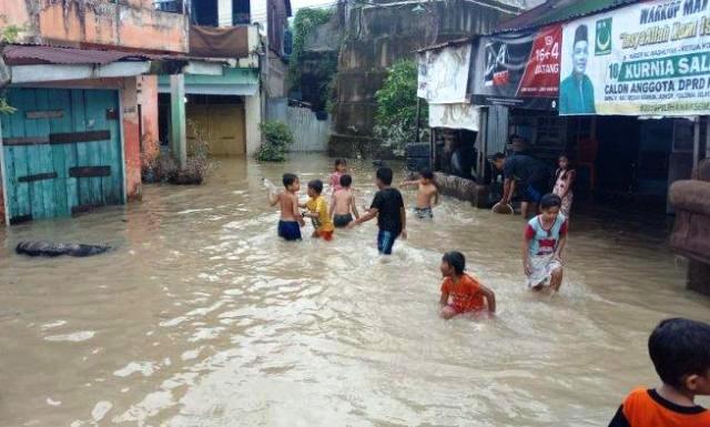 BMKG: Malam Ini Hujan Deras Kembali Guyur Kota Medan 