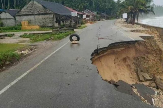 Jalan Nasional Penghubung Kota Gunungsitoli-Nias Selatan Amblas Sebagian