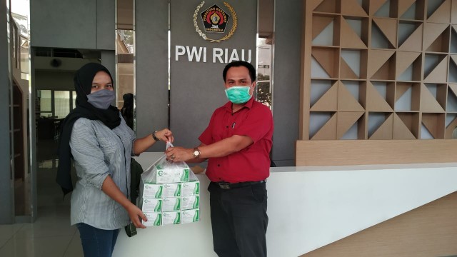 Bantu Tugas Wartawan di Lapangan, XL Axiata Serahkan Puluhan Kotak Masker ke PWI Riau