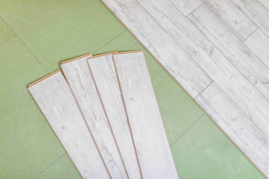 8 Langkah Pasang Vinyl Flooring Sendiri untuk Pemula, Dijamin Anti Gagal!