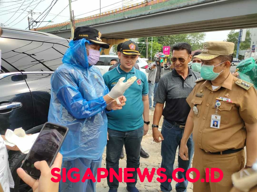 Wali Kota Pekanbaru Turun Semprot Cairan Disinfektan ke Sejumlah Ruas Jalan Protokol Pekanbaru