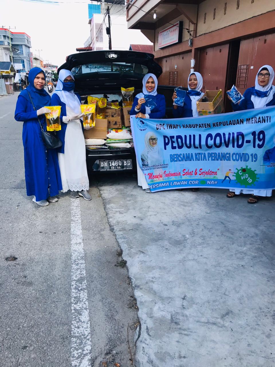 Peduli Kepada Masyarakat Terdampak Covid-19, IWAPI Meranti Salurkan Bantuan Sembako