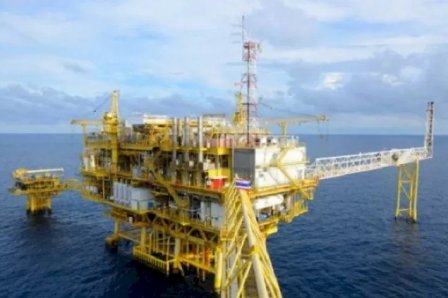Produksi dan Rig AS Menurunan, Harga Minyak Melonjak Naik