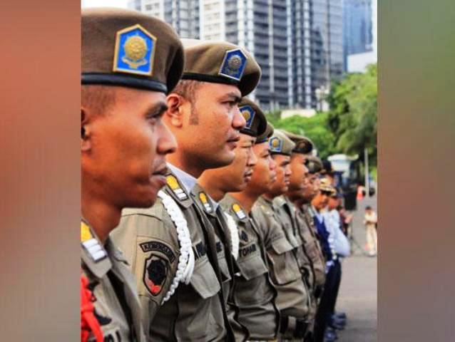 Satpol PP Jaktim Acuh Saat Bawaslu Minta Tertibkan APK