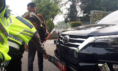 Mobil Dinas DPRD Sumbar Diduga Gunakan 3 Nopol Palsu Terjaring Razia