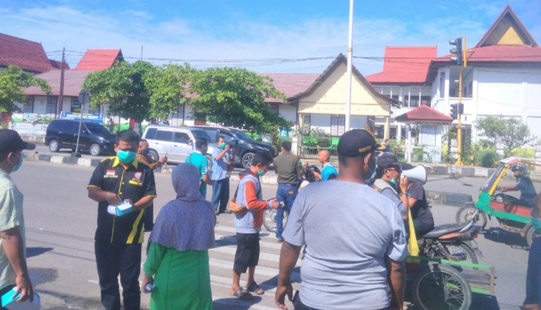 AwaK Media Bagikan Masker Di Persimpangan Lampu Merah Pasir Pangaraian