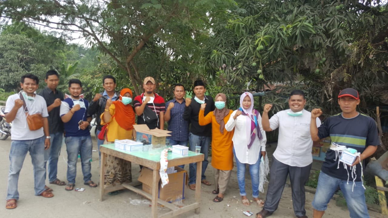 Antisipasi Dampak Asap, Keluarga Melayu Insel Bagi-bagi Masker Kepada Masyarakat